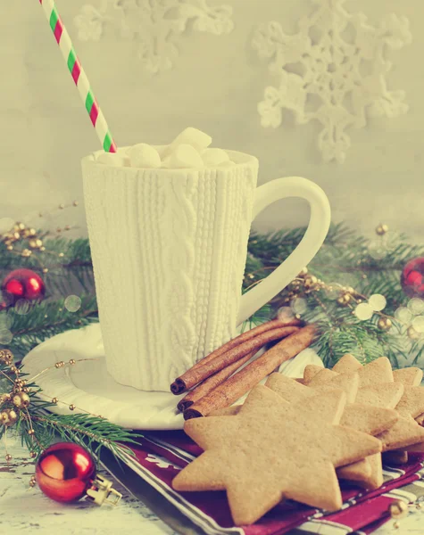 Kop warme chocolademelk met marshmallow en kerstkoekjes. — Stockfoto