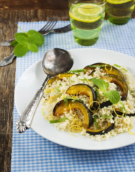 Geroosterde pompoen en couscous salade — Stockfoto