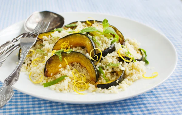 Salada assada de abóbora e cuscuz — Fotografia de Stock