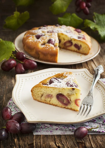 Cake with red grapes — Stock Photo, Image