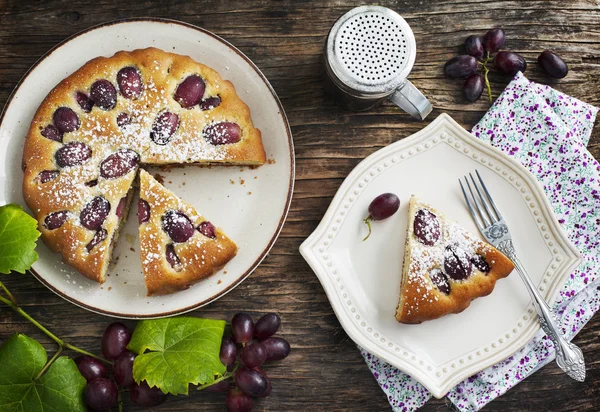 Pastel con uvas rojas — Foto de Stock