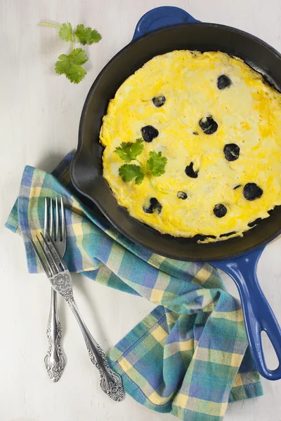 Omelette al tartufo nero ed erbe aromatiche — Foto Stock