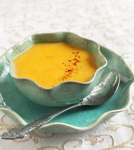 Cream-soup with pear. Selective focus on the soup in plate — Stock Photo, Image