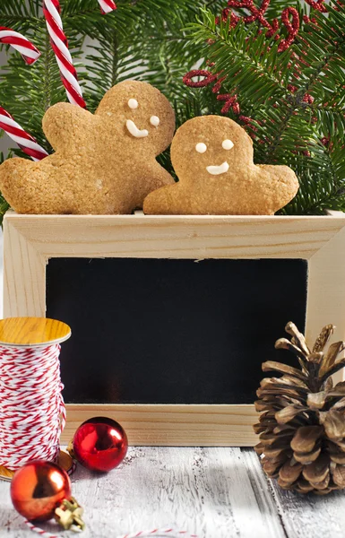 Juldekorationer med pepparkakor och krita blackboard — Stockfoto