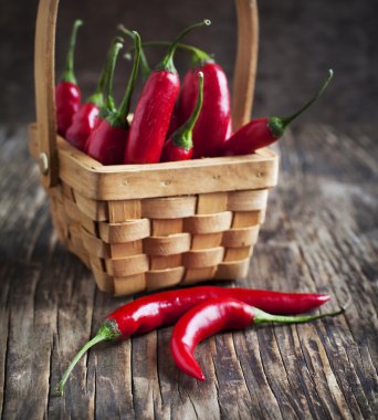 Red Hot Chili Peppers sepeti ahşap arka plan üzerinde.