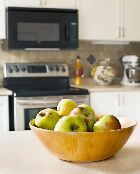 Fresh apples in wooden vase on the table in the kitchen — Stock Photo, Image