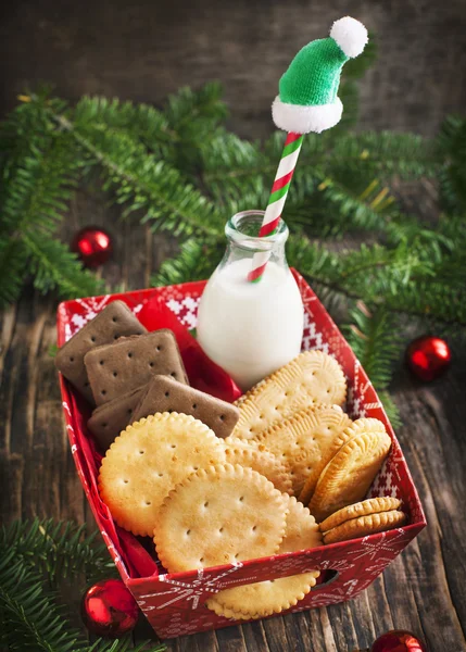 Garrafa de leite e biscoitos — Fotografia de Stock
