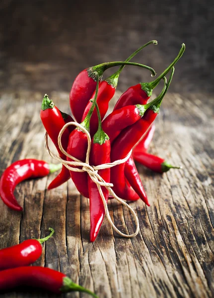 Czerwony gorący papryki chili na drewniane tła — Zdjęcie stockowe