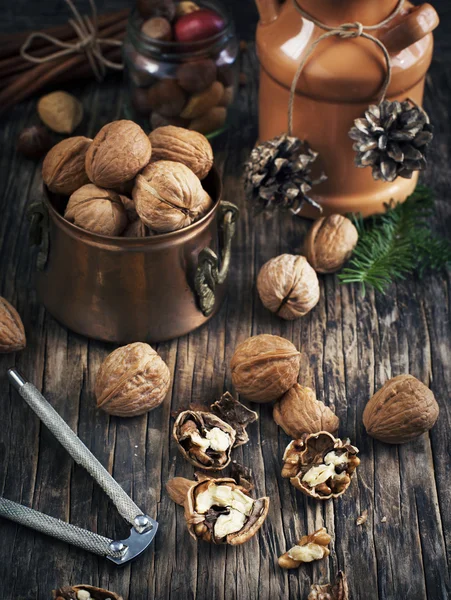 Valnötter i tabellen trä. Juletid — Stockfoto