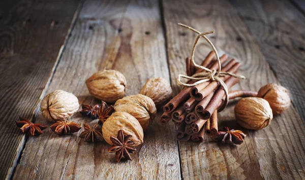 Christmas spices (cinnamon sticks, star anise, and walnuts) — Stock Photo, Image