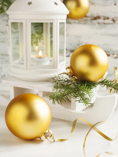 Julkort med candle lantern och kälke på trä backgrpu — Stockfoto