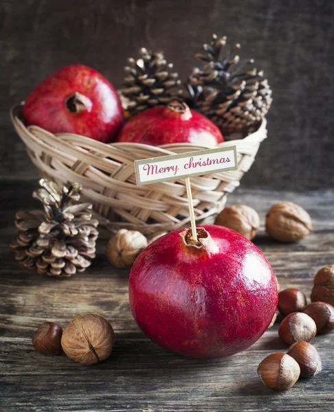 Christmas sammansättning med Granatäpplen, valnötter och kottar — Stockfoto
