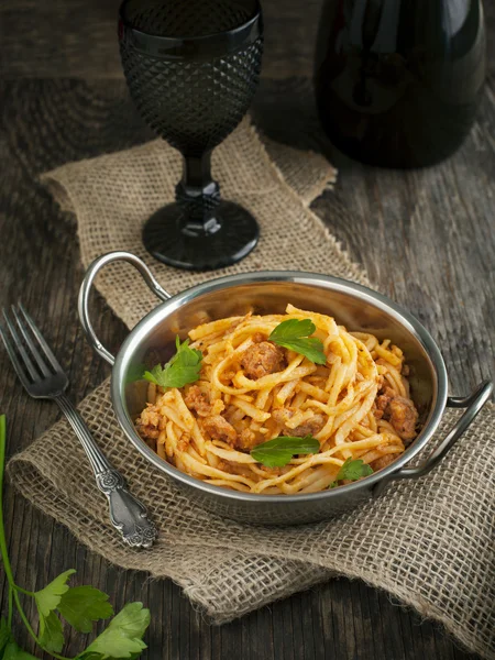 Linguine hús paradicsommártással. Olasz tészta, hús mártással. — Stock Fotó