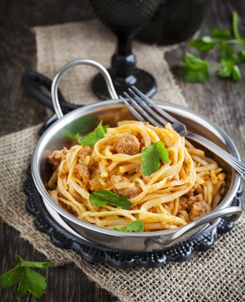 Linguine with meat tomato sauce. Italian pasta with meat sauce. — Stock Photo, Image