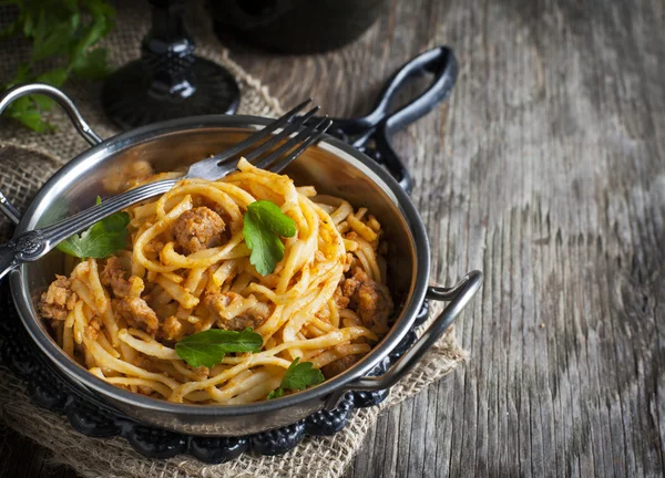 Linguine hús paradicsommártással. Olasz tészta, hús mártással. — Stock Fotó