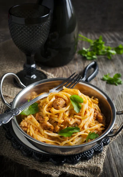 Linguine hús paradicsommártással. Olasz tészta, hús mártással. — Stock Fotó