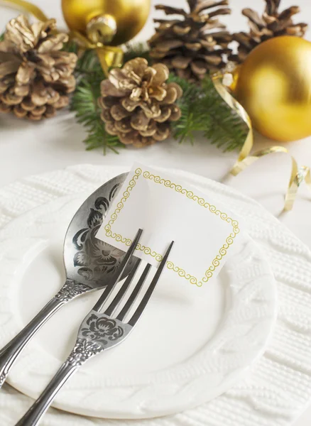 Kersttafel gedekt. Vakantie decoraties. — Stockfoto