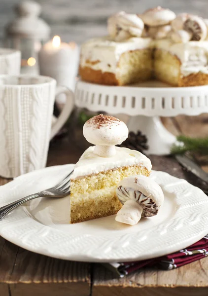 Bolo de baunilha decorado com cogumelos merengue — Fotografia de Stock