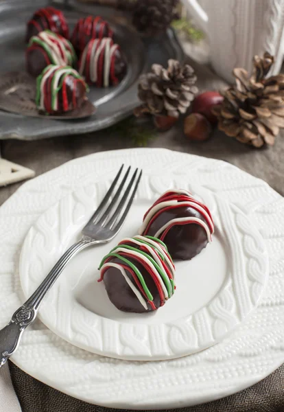 Caramelle al cioccolato fatte a mano sul tavolo delle vacanze — Foto Stock