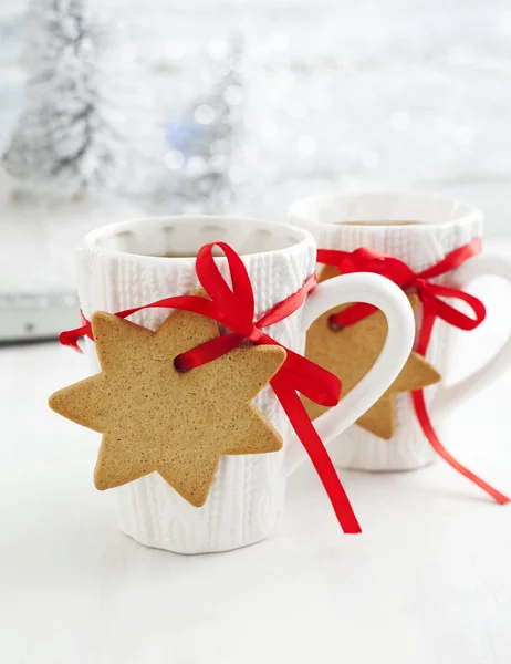 Two cups of hot tea and gingerbread — Stock Photo, Image
