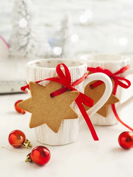 Two cups of hot tea and gingerbread — Stock Photo, Image