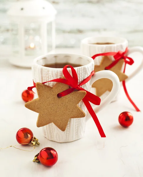 Two cups of hot tea and gingerbread — Stock Photo, Image