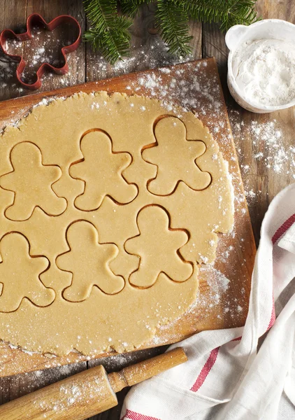 A fazer biscoitos de gengibre. Cozimento de férias — Fotografia de Stock