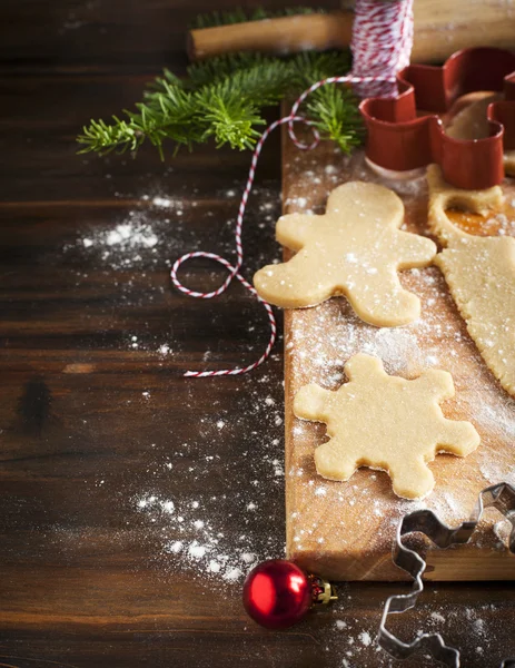 Maken van peperkoek cookies. Vakantie bakken — Stockfoto