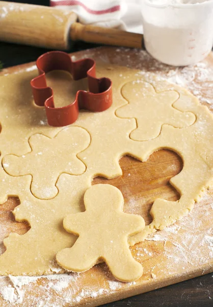 ジンジャーブレッドのクッキーを作る。休日のベーキング — ストック写真
