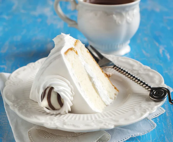 Pedazo de pastel en el plato —  Fotos de Stock