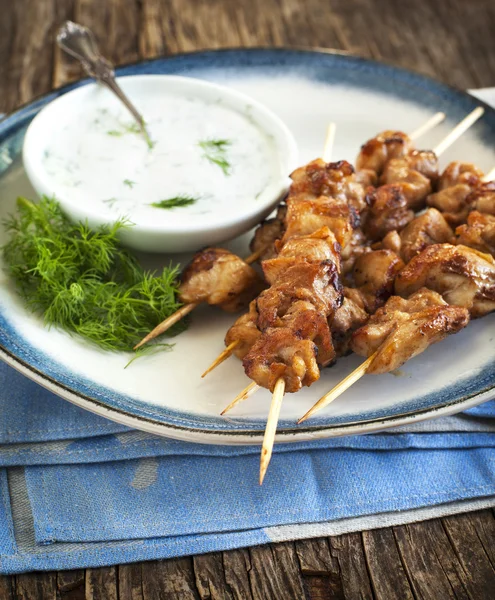 Sate ayam barbekyu dengan saus yogurt . — Stok Foto