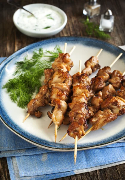 Sate ayam barbekyu dengan saus yogurt . — Stok Foto