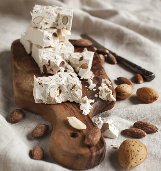 Traditionel Nougat med mandler - Stock-foto