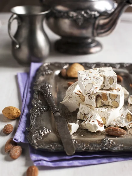 Nougat tradicional com amêndoas — Fotografia de Stock