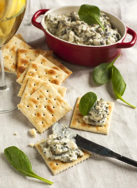 Spinach dip and crackers — Stock Photo, Image