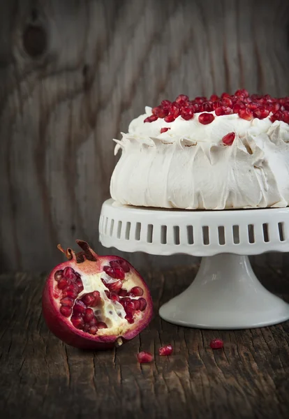 Tarta Pavlova con granada. Pastel de merengue con granada —  Fotos de Stock