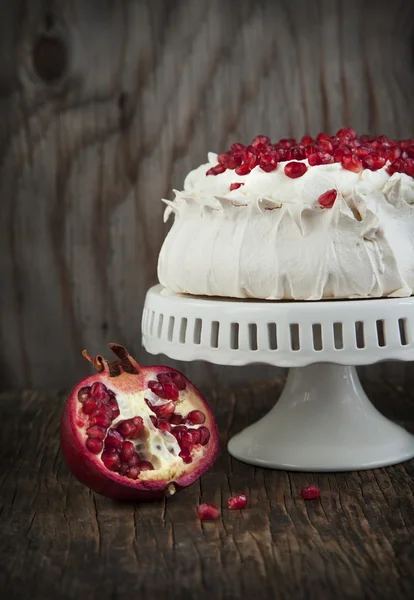 Pavlova kage med granatæble. Meringue kage med granatæble - Stock-foto