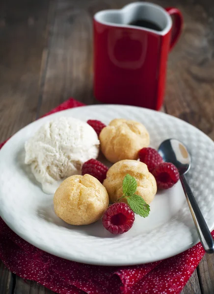 Dessert met vanille-ijs en bladerdeeg gevuld met zuivel — Stockfoto