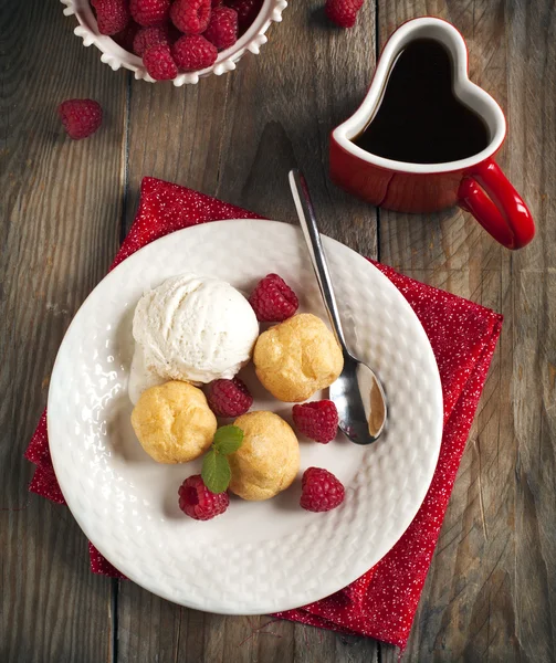 Postre con helado de vainilla y hojaldre lleno de lácteos —  Fotos de Stock