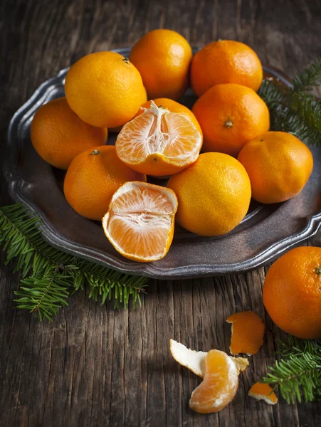 Tangerines on vintage plate. Selective focus — Stock Photo, Image