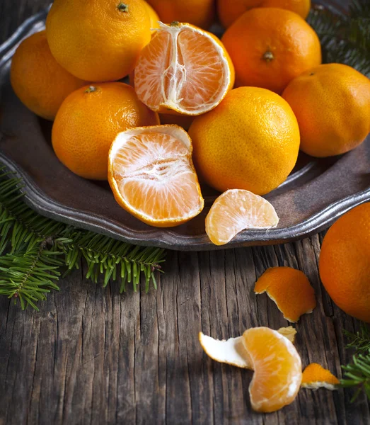 Tangerines sur assiette vintage. Concentration sélective — Photo