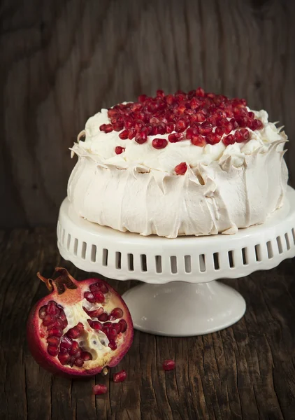 Pavlova kage med granatæble. Meringue kage med granatæble - Stock-foto