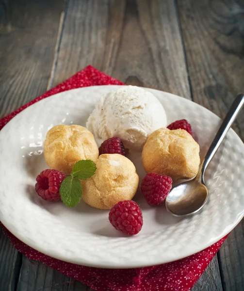 Dolce con gelato alla vaniglia e pasta sfoglia ripiena di latticini — Foto Stock