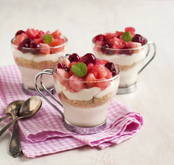 No-bake cheesecake with apple and cranberry compote in glass cup — Stock Photo, Image