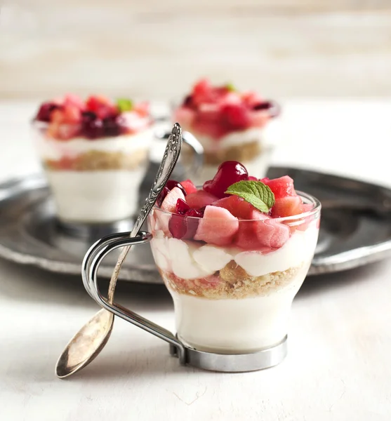 Nr-baka cheesecake med äpple och tranbär kompott i glas cup — Stockfoto