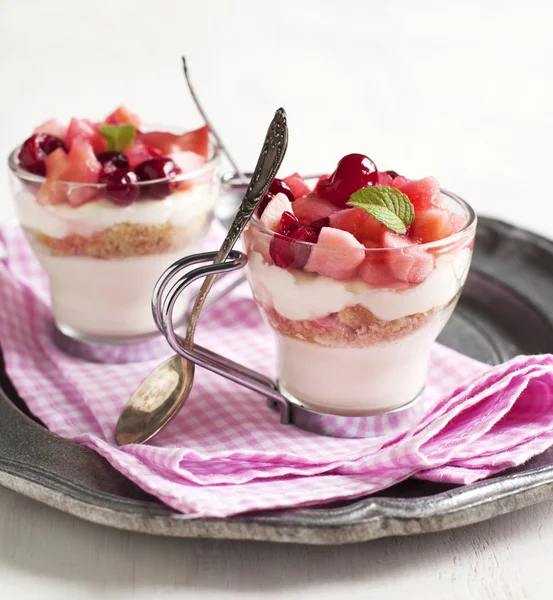 Nr-baka cheesecake med äpple och tranbär kompott i glas cup — Stockfoto