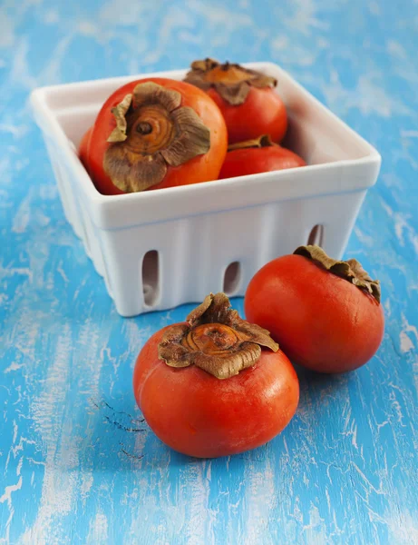 Verse rijpe persimmon op een houten tafel — Stockfoto