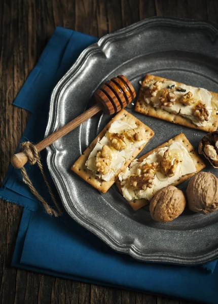 Formaggi blu e cracker di noci con miele — Foto Stock