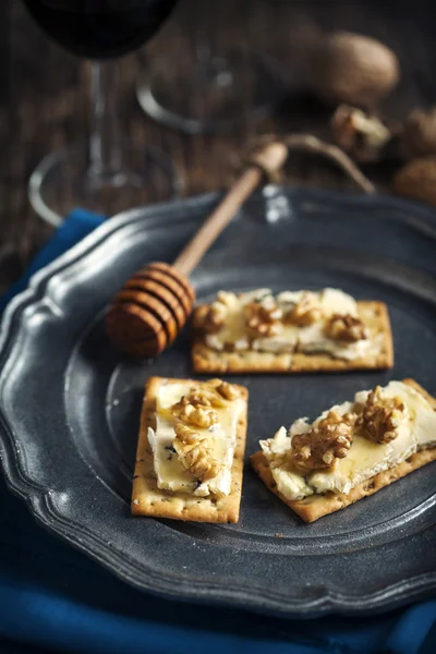 Formaggi blu e cracker di noci con miele — Foto Stock