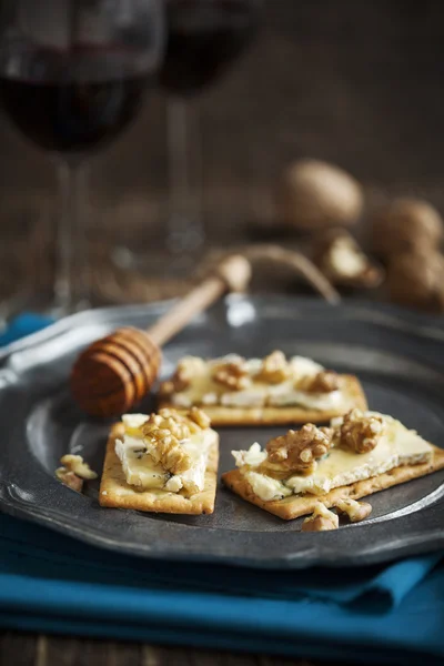 Blue Cheese and Walnut Crackers with honey — Stock Photo, Image